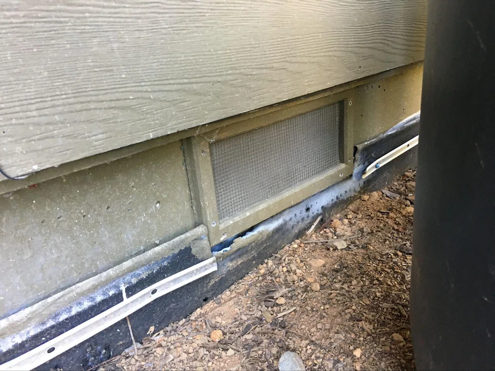 Noncombustible framed crawl space vent with 1/4 inch and 1/16 inch layers of metal mesh