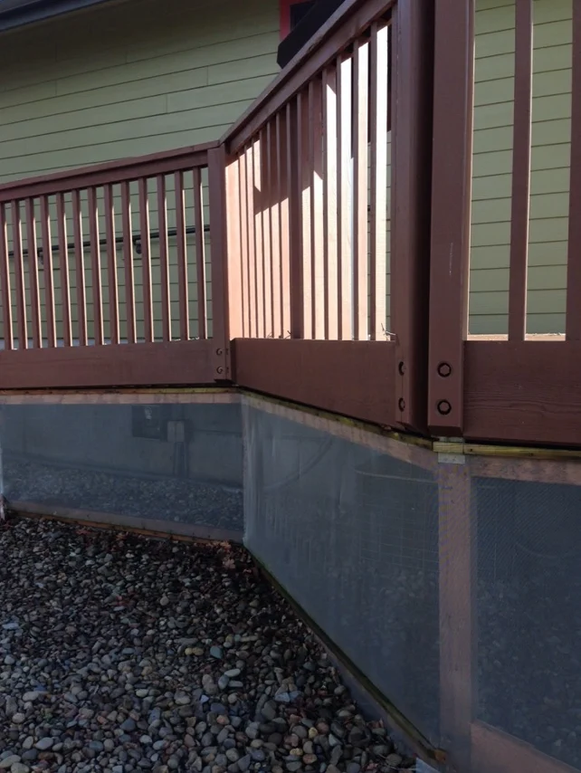 Vertical screening enclosure for deck paired with strong noncombustible Zone 0.